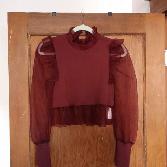 Cute dressed top (never worn) - Picture 2 of 4